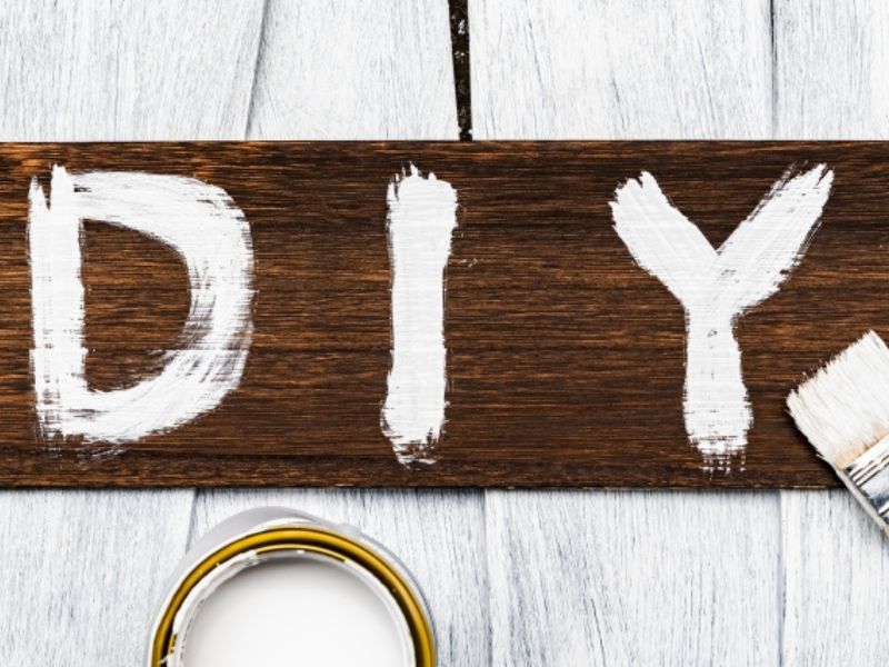 DIY塗装の最大の落とし穴！「高所作業」の危険性と足場なしでの作業が絶対にNGな理由