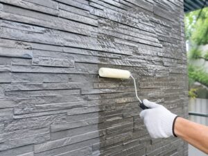 石調サイディングへのクリヤー塗装