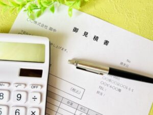 工事見積もりの書類と電卓