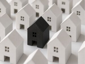 周囲の住宅から浮いて見えた
