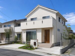 白系の住宅街に並ぶアイボリー外壁の一般戸建
