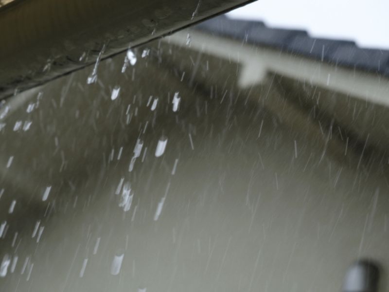 外壁塗装は雨の日にどうなる？工事への影響と知っておきたい基礎知識