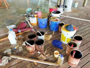 並べられた沢山の塗料缶